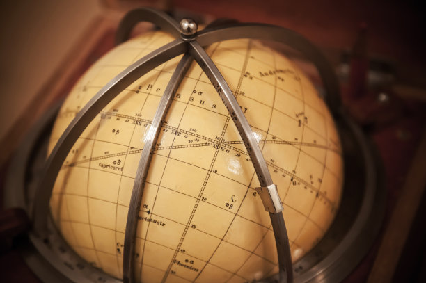 古董旅行星天空地球仪在木箱图片下载