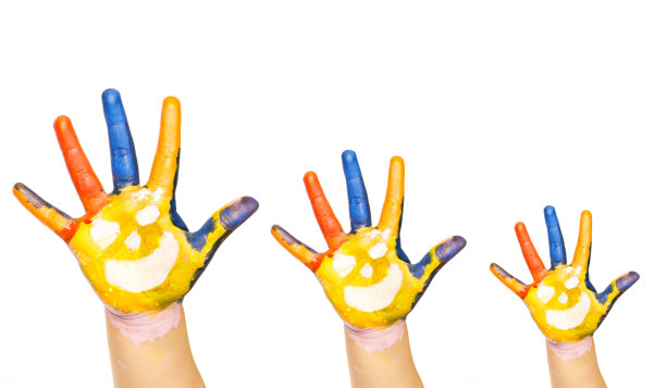 家庭的概念。三只五彩缤纷的手带着微笑图片下载