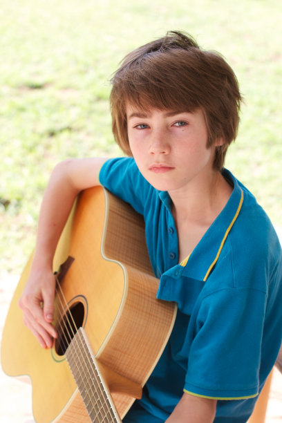 少年弹吉他图片下载