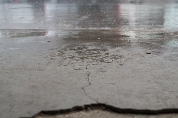 精液地板被雨水打湿了图片下载