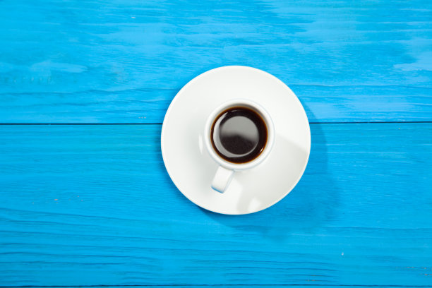 蓝色木质背景的咖啡杯图片下载