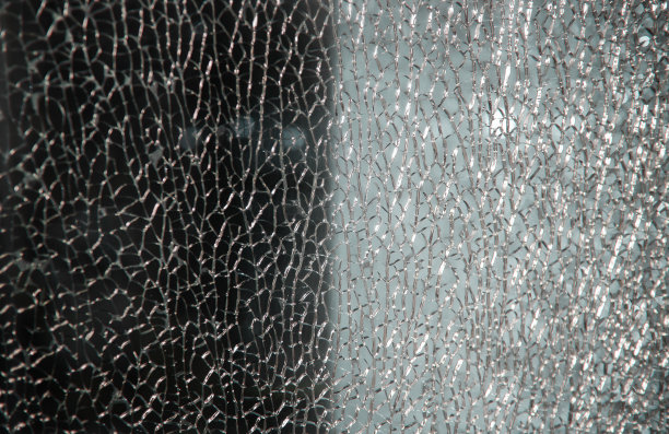 黑白玻璃碎裂纹理背景图片下载