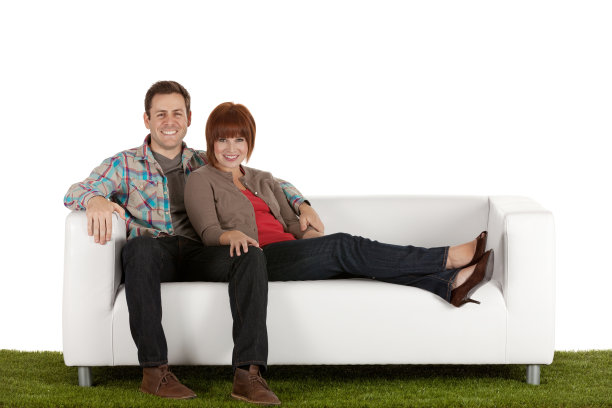 一对幸福的情侣坐在沙发上图片下载