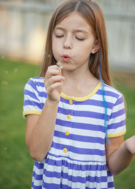 小女孩吹蒲公英图片下载