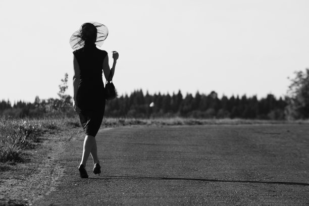 女人走向远方图片下载