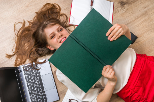 一个仰面躺着的女人，用书遮住脸图片下载