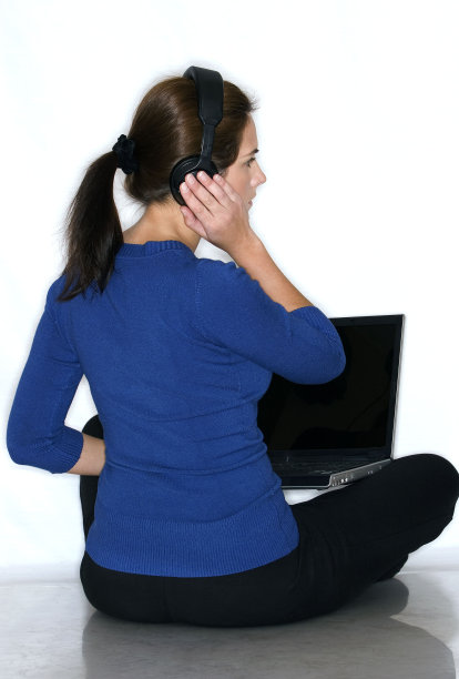 女人听音乐图片下载