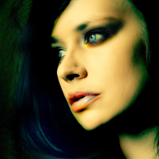 生动的特写美丽的女人在思想，呆滞，白日做梦图片下载