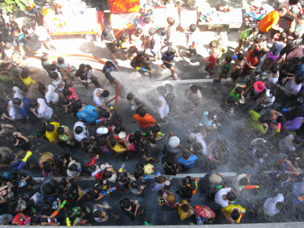 泰国曼谷——2012年4月15日:在曼谷举行的宋干节。图片下载