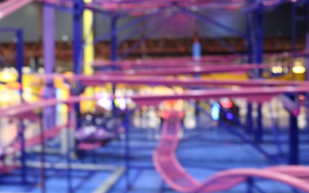 模糊背景儿童游乐园的游乐设施图片下载