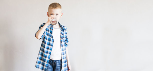 儿童饮用纯净水图片下载