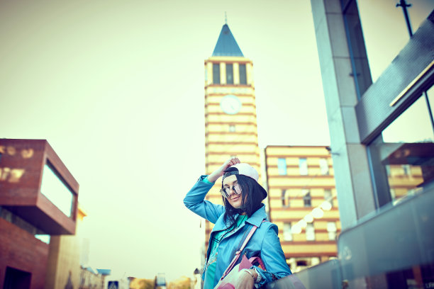 戴墨镜，穿蓝色外套的女人。图片下载