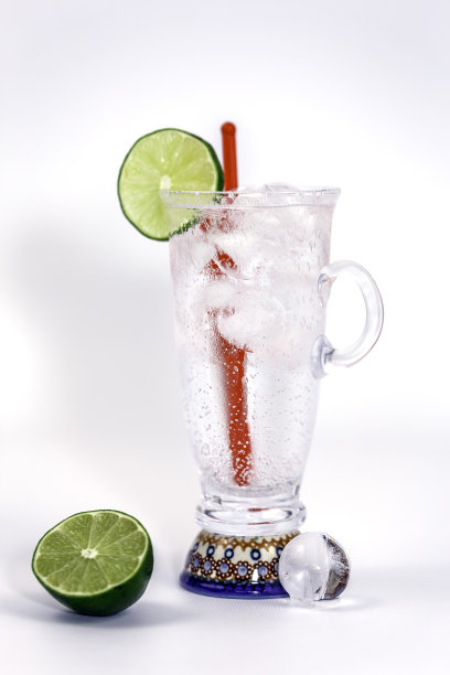 夏天喝汽水图片下载