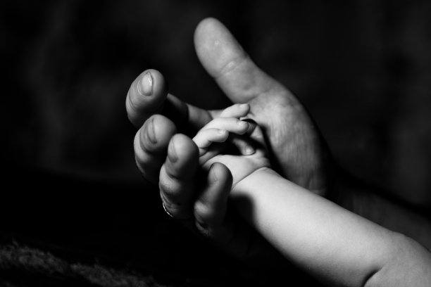 一个成人和一个孩子的暗纹之手图片下载