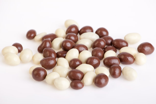 白色和棕色的巧克力糖果图片下载