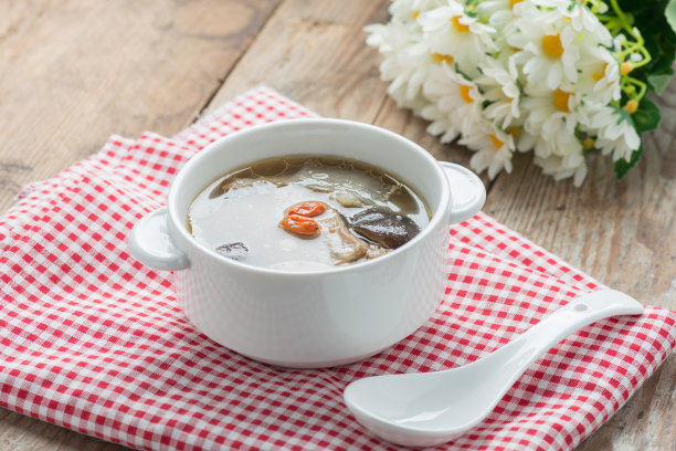 中药和鸡汤在白色的碗。图片下载