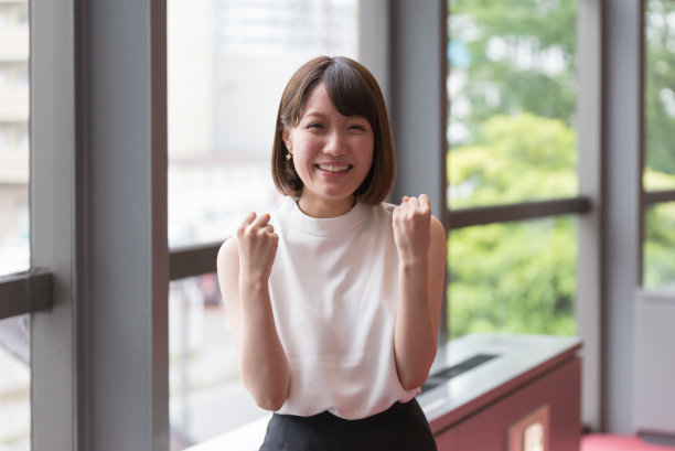 日本年轻女子正在展示积极的态度图片下载