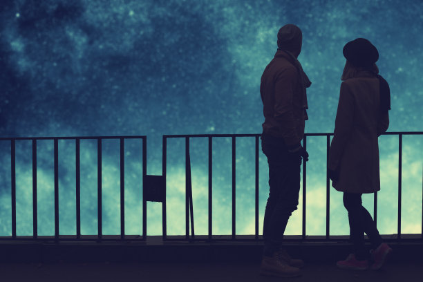 一对相爱的情侣，背景中有不聚焦的星星。图片下载