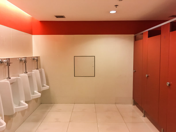 小便池在浴室。图片下载