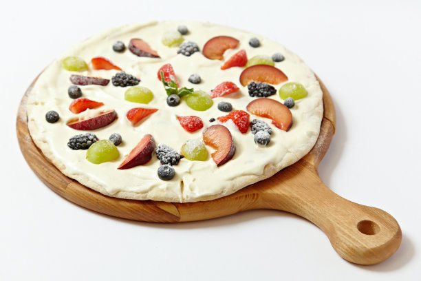 白色背景上有水果和浆果的甜披萨图片下载
