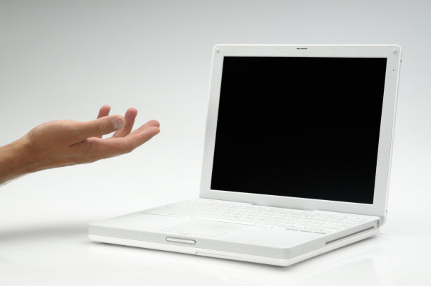 人手和白色笔记本电脑图片下载