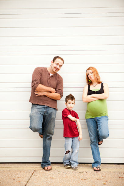 彩色图像，年轻的三口之家站在外面图片下载