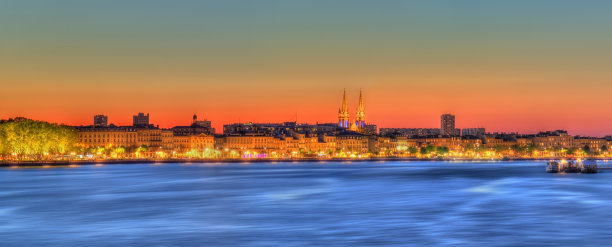 法国波尔多和加隆河全景图片下载