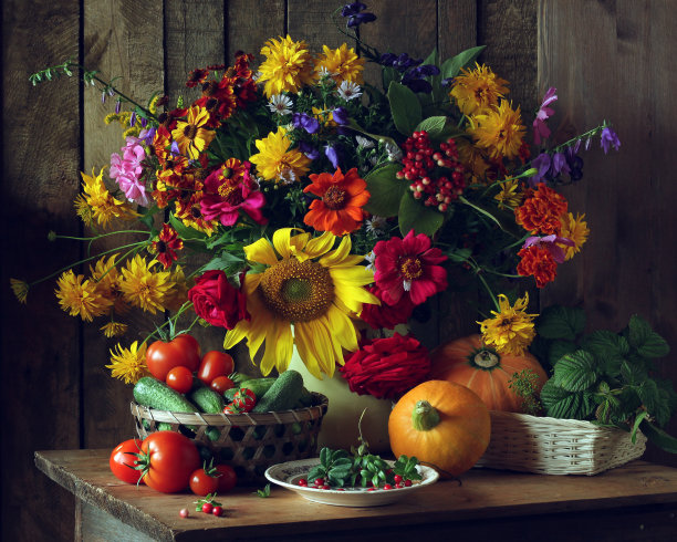 一束花园里的花，装在罐子里的静物。图片下载