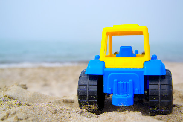 海边的玩具拖拉机图片下载