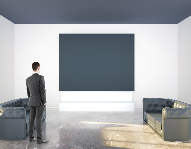 男人看着空白的横幅图片下载