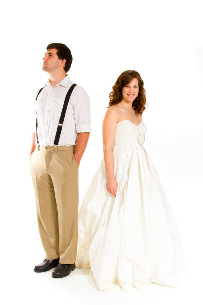 新郎和新娘在工作室图片下载