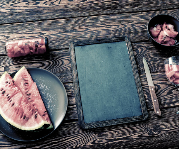 黑板上放着西瓜。前视图。图片下载