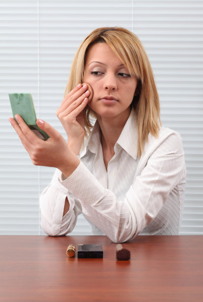 年轻女子化妆图片下载