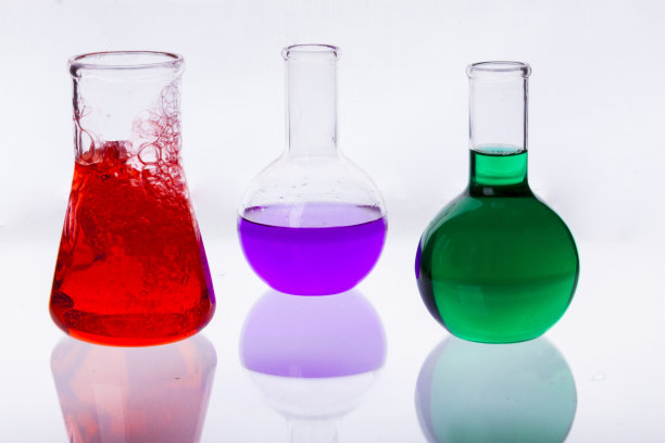 白色背景上有不同颜色液体的实验室玻璃器皿。图片下载