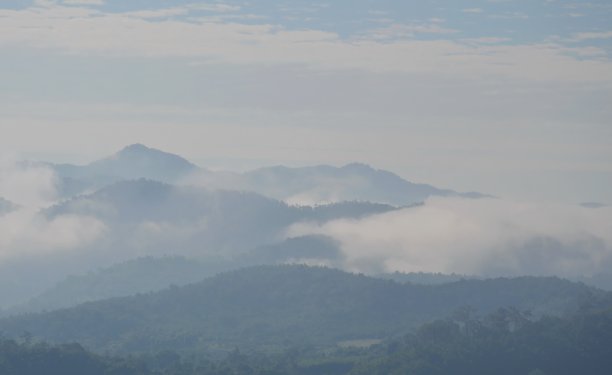 云雾浮盖山图片下载