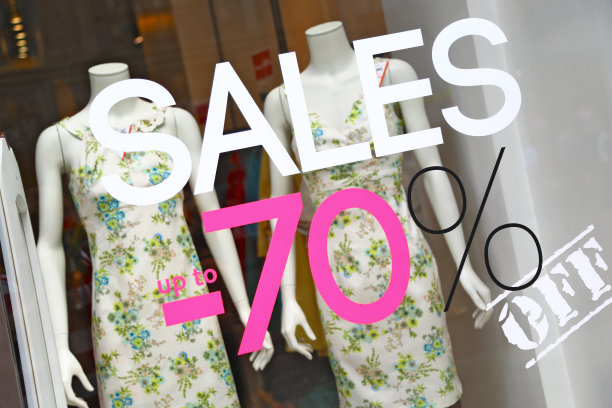 米兰，商店橱窗上贴70%的贴纸图片下载