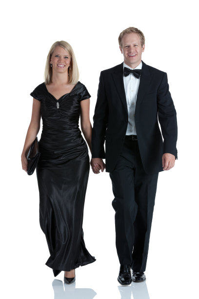 一对幸福的夫妇散步的肖像图片下载