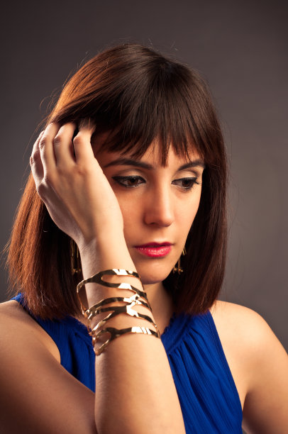 棕色背景上的黑发模特图片下载