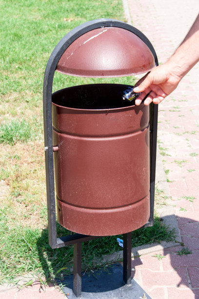 街道上的垃圾桶以草为背景图片下载