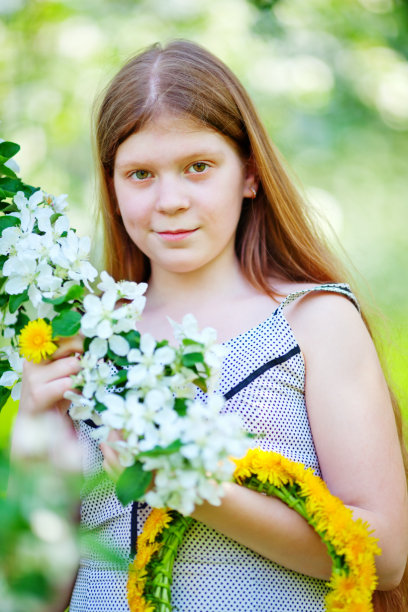 微笑的美丽的女孩图片下载