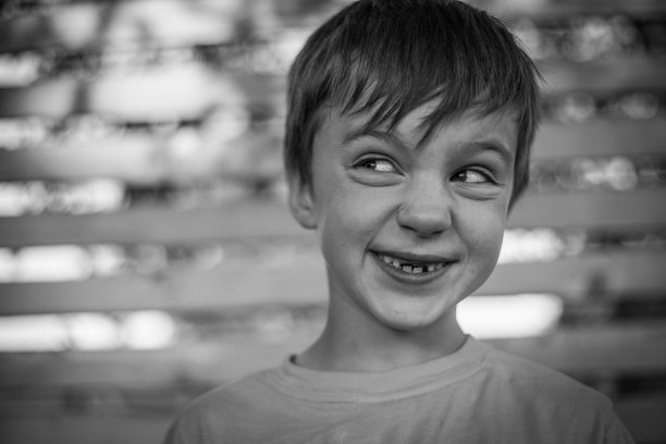 黑白近距离小男孩缺牙水平图片下载