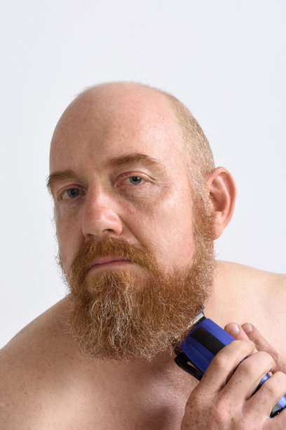 红发男人刮胡须图片下载