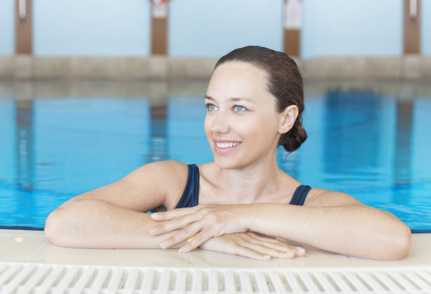 泳池里的年轻女子图片下载