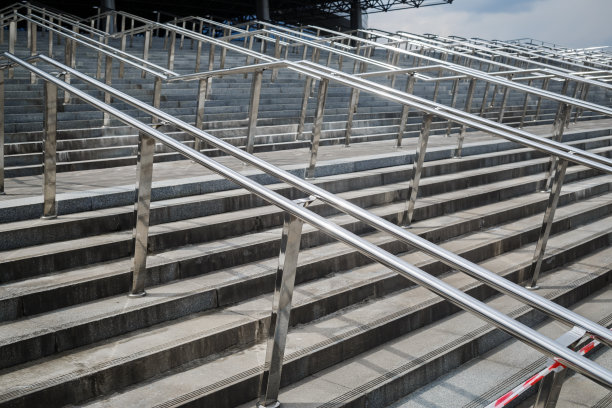 有金属扶手的梯子素材图片