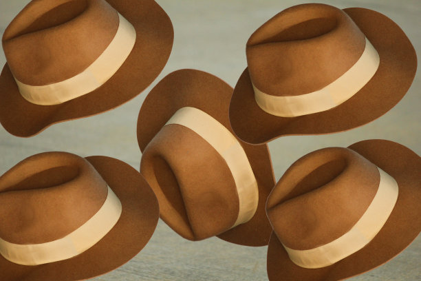 帽子挂在城市背景上图片下载