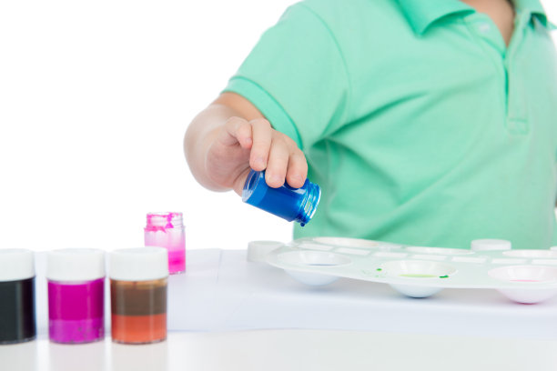 可爱的小男孩画特写图片下载