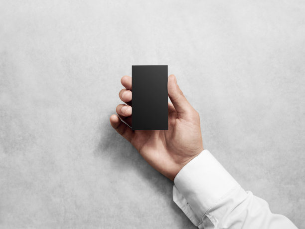 手持空白垂直黑色名片，设计模型。图片下载
