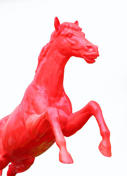 红色的马雕塑孤立在白色的背景图片下载