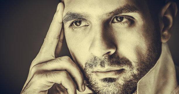 自信的人看向一边图片下载