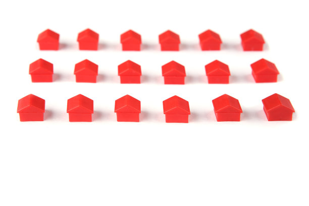 白色背景下孤立的塑料房屋。图片下载